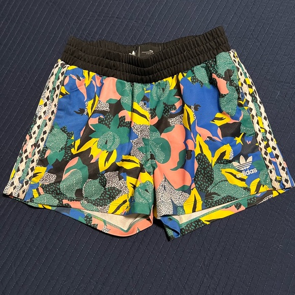 Adidas women’s patterned active shorts - Picture 3 of 3